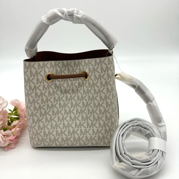 Michael Kors Suri Small Bucket Messenger Shoulder Handbag - Vanilla / Gold Tone - Picture 3 of 7